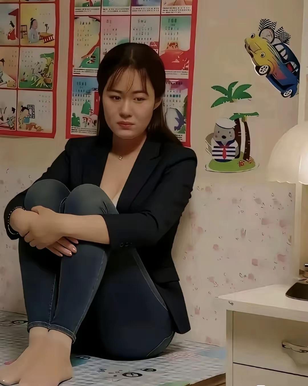 “职场女性，独自在办公室的沉思时刻”💼📚🌸
