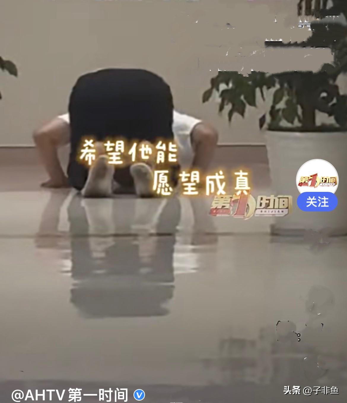 近日，四川成都华西医院凌晨三点的走廊上，一位男子跪在医院走廊地上，双手合十反复跪