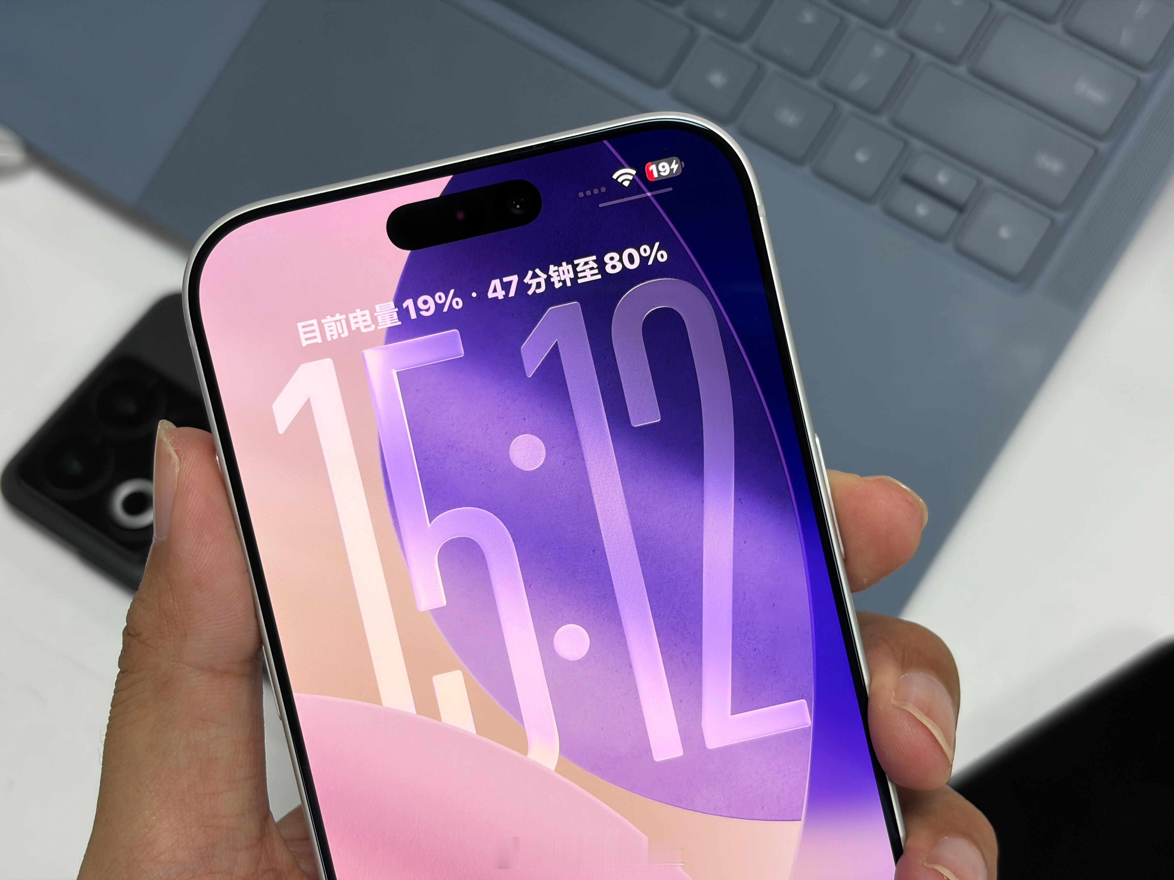 有一说一，我用iPhone这么多年，从没觉得充电慢，甚至还挺快的，关键时刻8分钟