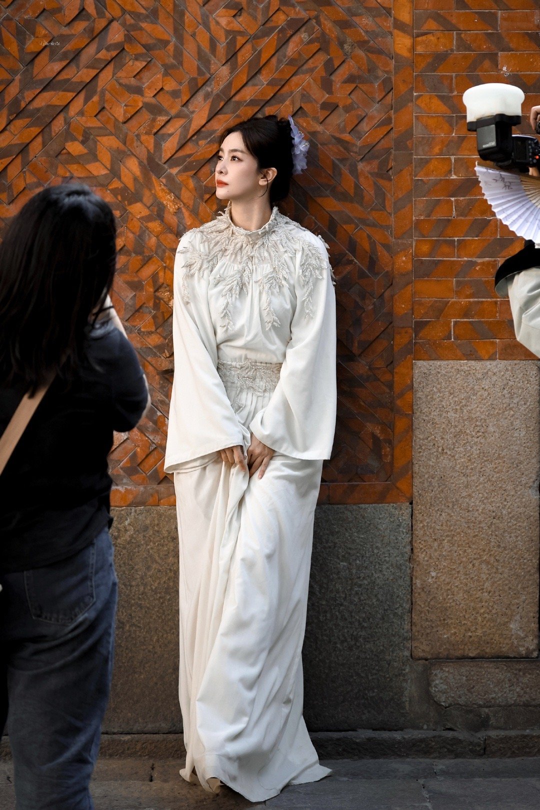 李晟簪的小小花 李晟的簪花造型太绝了！不追求繁复，只点缀几朵小小的簪花，配上一身