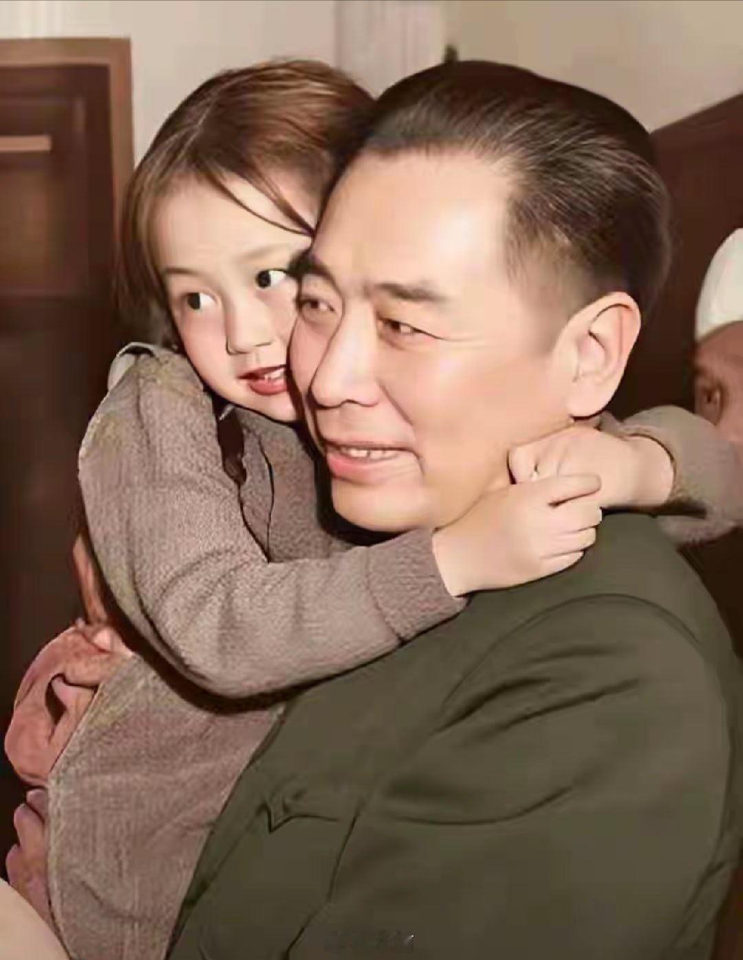 1956年，周恩来总理怀抱陈毅元帅小女儿陈珊珊（后改名丛军）的珍贵历史影像。画面