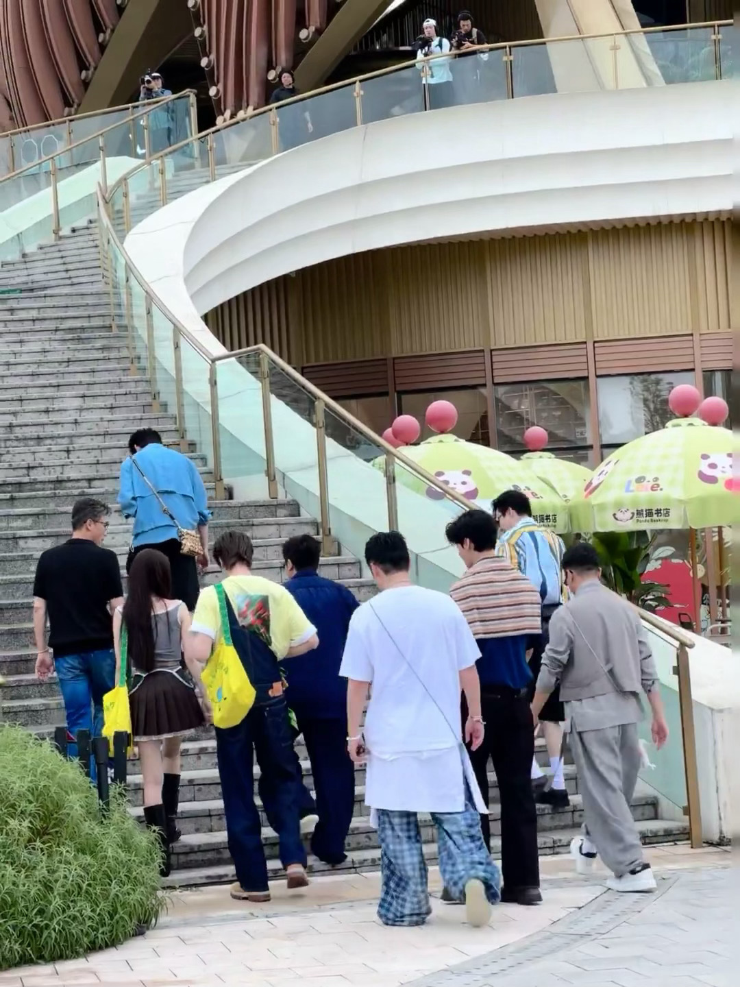 哎吆，我嘞个宁瞅瞅身材好的瞅瞅你小腿细的…又细又直