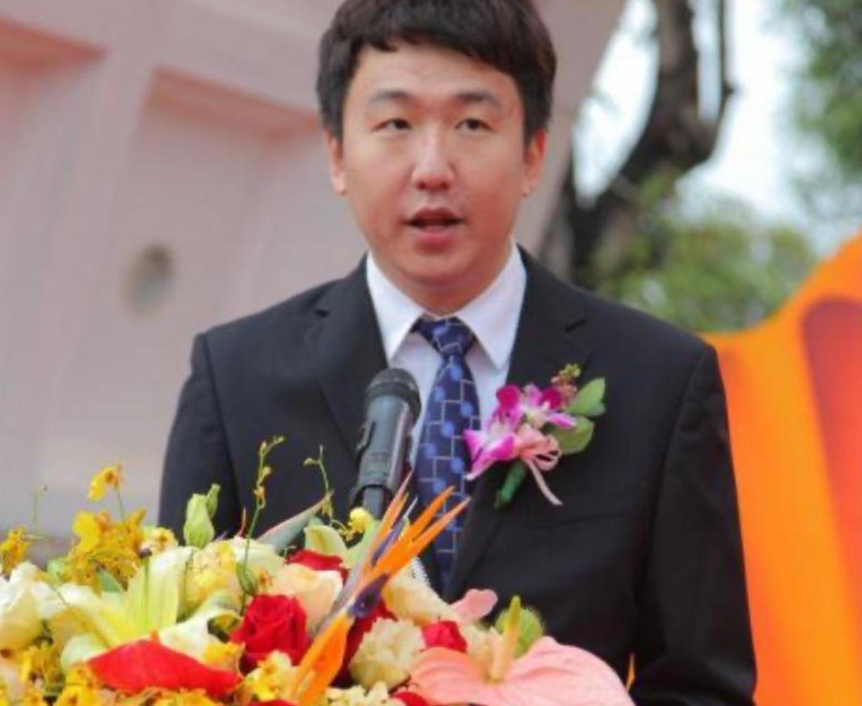 许家印被以八项罪名入狱。他的两个儿子，大儿子许智健有清华MBA学位和加拿大永居资