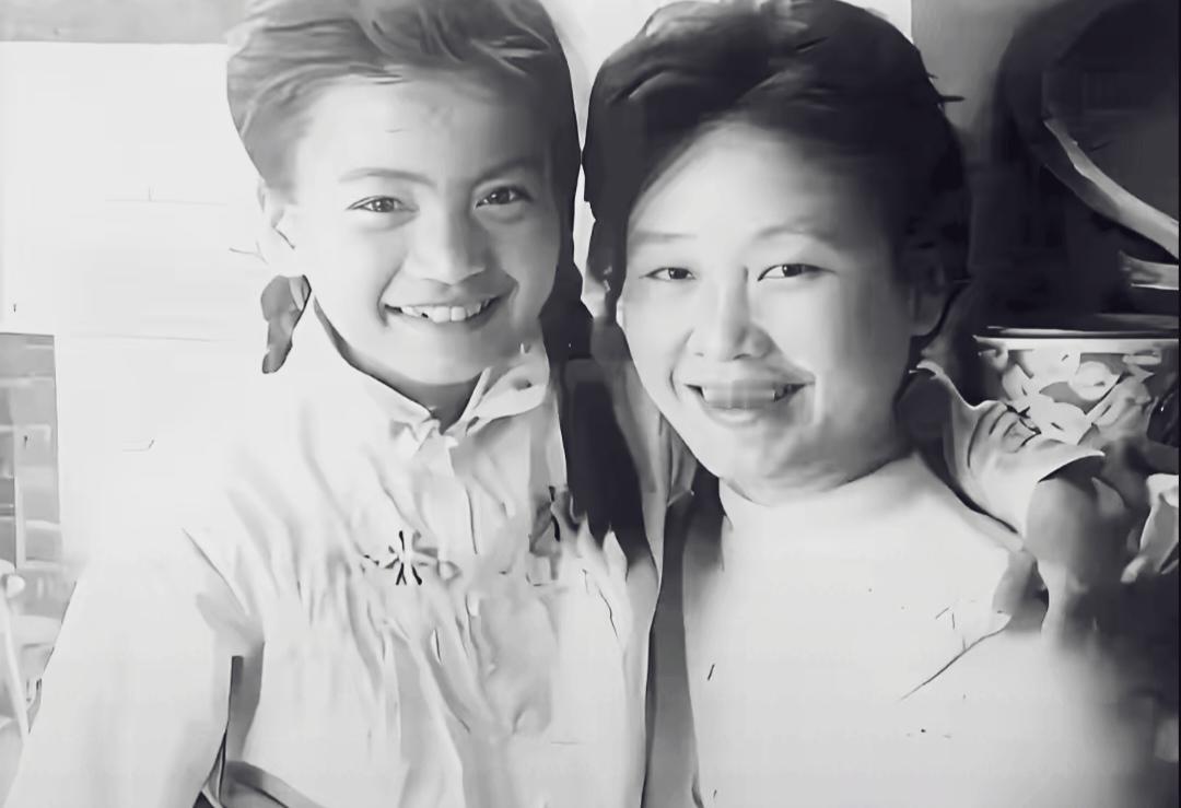 我也是问了豆包才知道，这对像母女的两个人原来是张也与干妈李谷一。张也