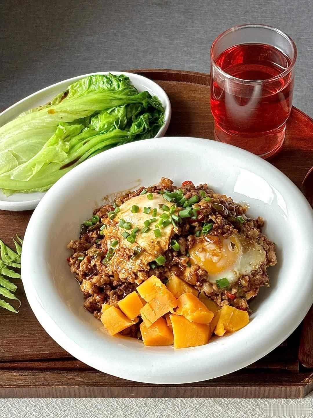 一人食 🥢简单好吃的小盖饭  今日： 肉末鸡蛋盖饭🍛 白灼生菜🥬 蔓越莓玫