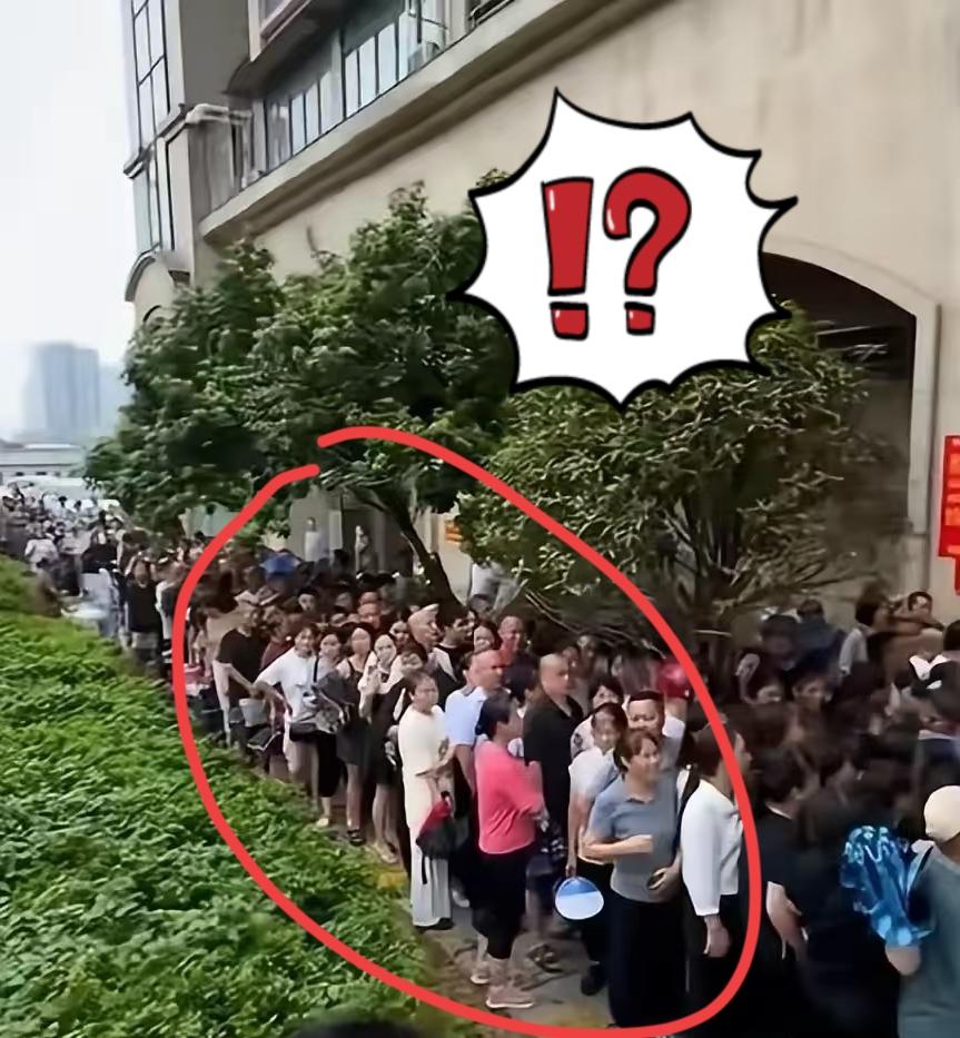 凌晨三点，几百人裹着毯子蹲在长沙街头排队，我还以为在抢演唱会票，凑近一看，居然是