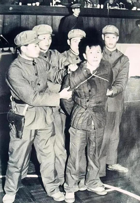 70年代，作恶多端的熊紫平被押赴刑场执行死刑。照片中的他被绳索紧紧捆绑，动弹不得