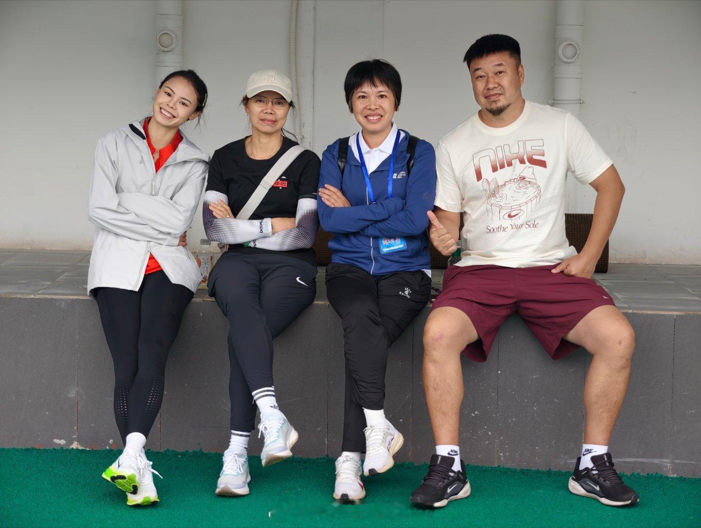 莫家蝶一路成长的导师们也要一起见证她生涯100米栏首秀哈布尔的随行拍田径说一哈 