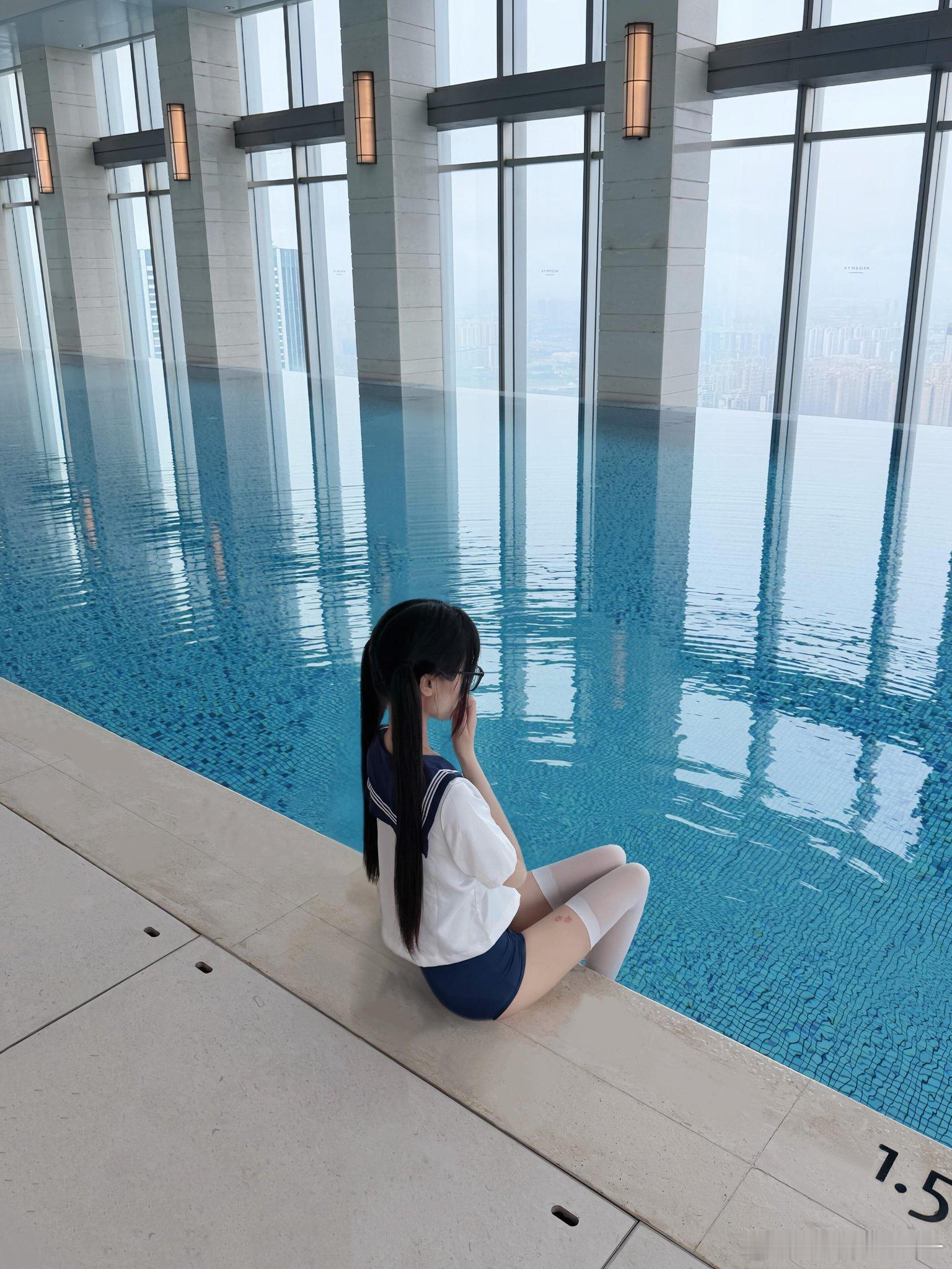 和你分开那天 我好难过 于是我找了个泳池尝试淹死自己，结果我发现我会游泳根本死不