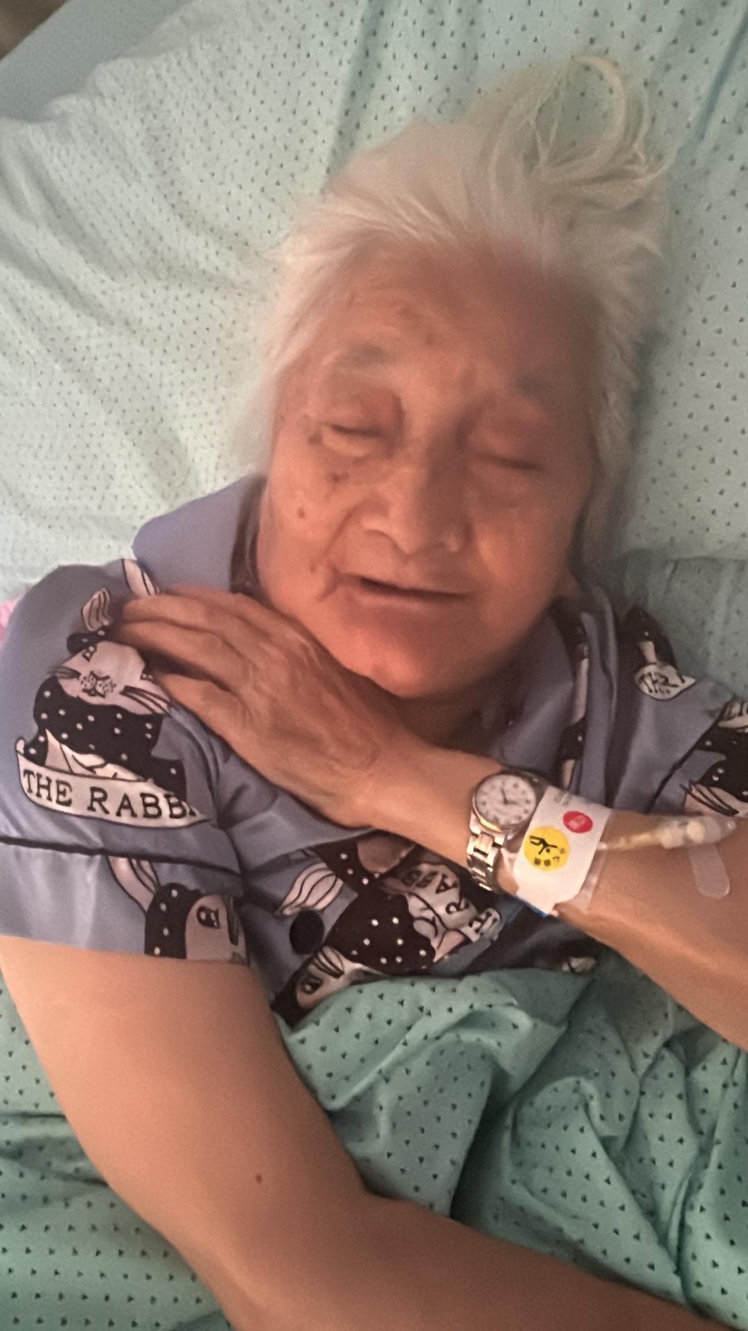 晨光先落在她的被角，才肯爬上窗台。护士推门时带进一阵风，她蜷了蜷手，像一片秋天忘