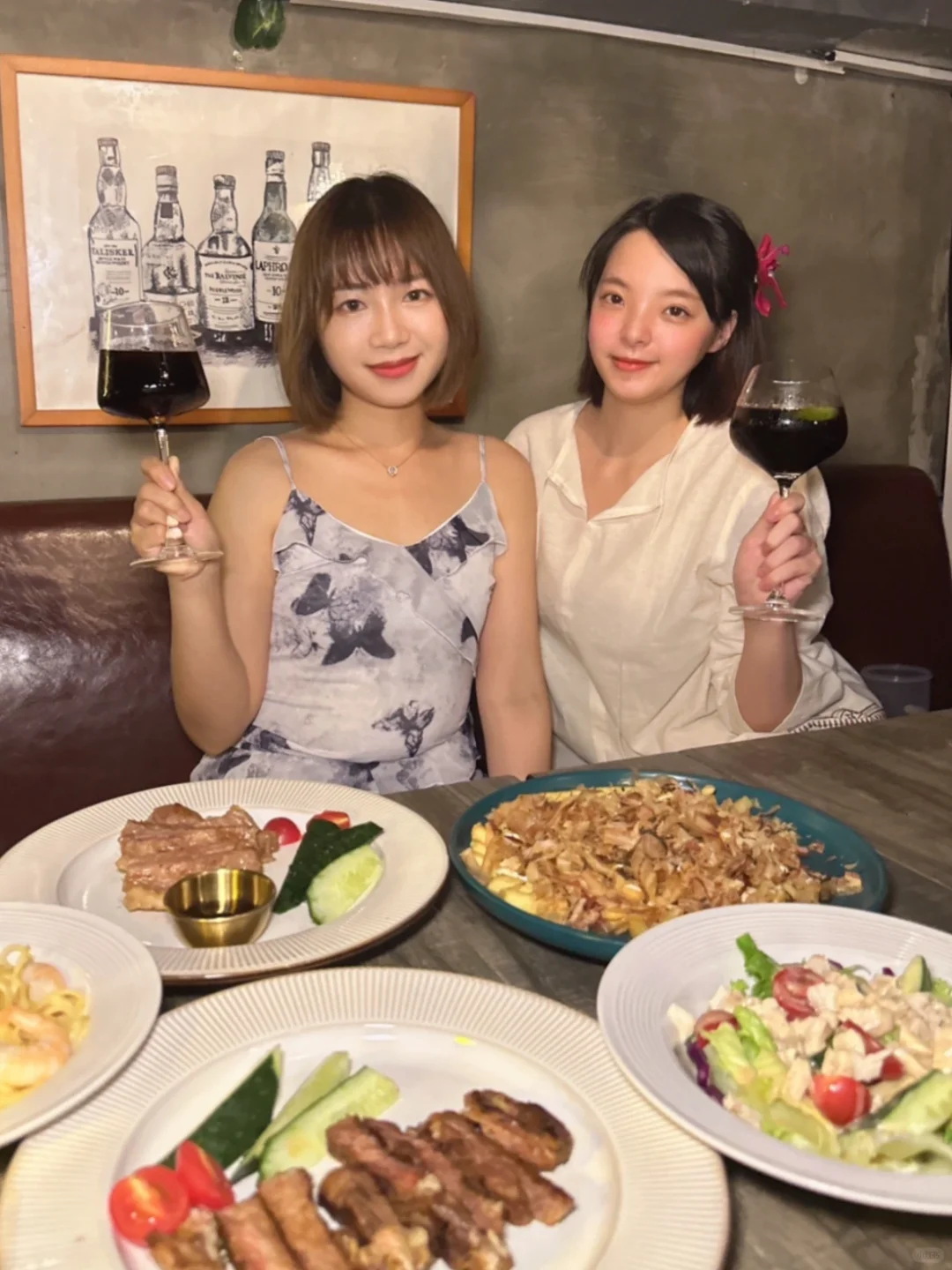 和小姐妹一起去小酒馆Relax一下！