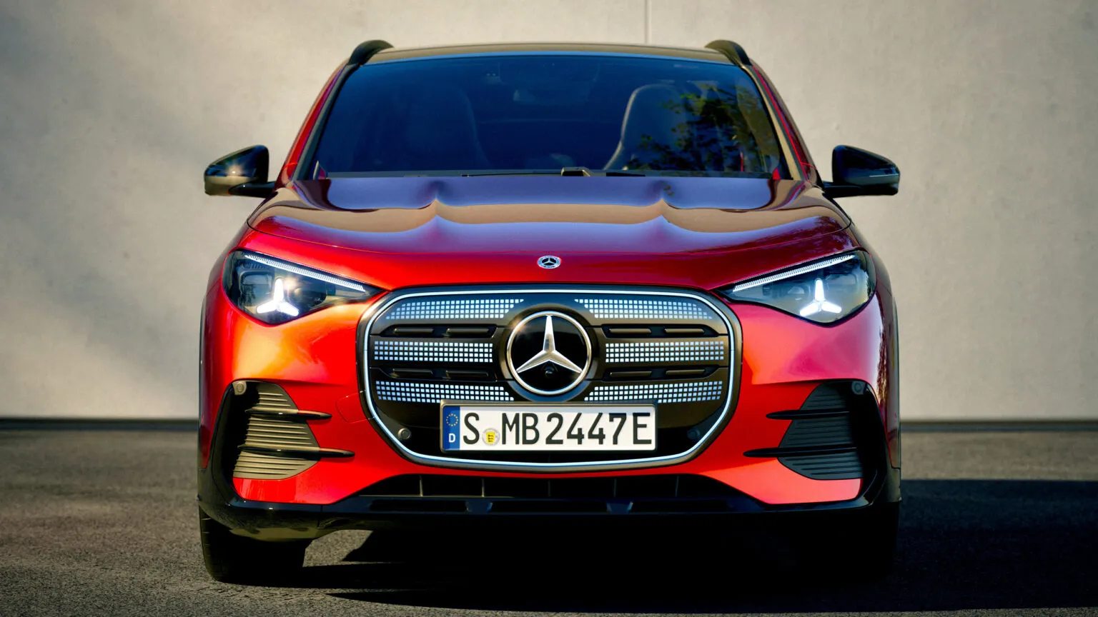 奔驰gla  奔驰完成入门紧凑型SUV GLA全面换代，全系仅提供纯电动、混动两