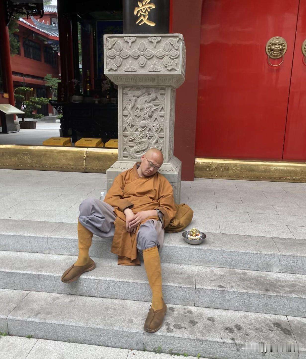 哈哈，这难道是传说中隐藏在藏经阁中的“扫地僧”吗？