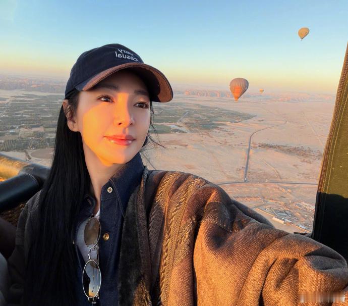 张雨绮热气球游客照  张雨绮晒乘坐热气球的游客照啦，前置摄像头也完全没有掩盖住姐
