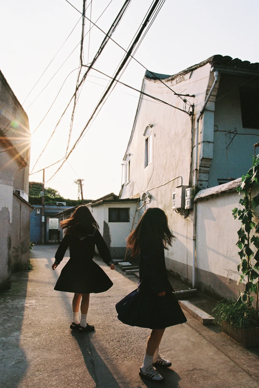 “我们不要在这里，跟我回去十八岁。”