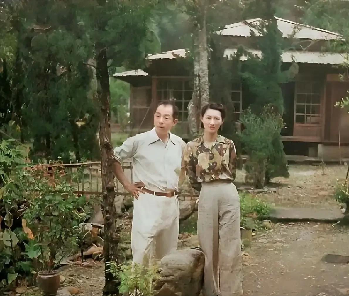 张学良并不帅！这老照片太实在了，看看这是张学良和赵四小姐软禁在台湾时的合影！别再