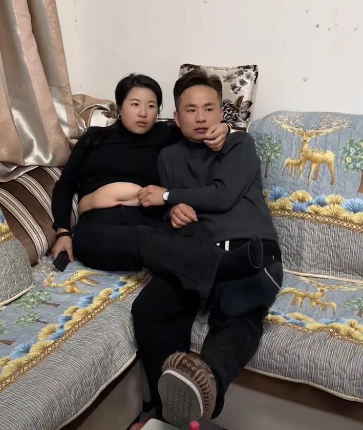 温馨瞬间，情侣共享美妙时光！💕💑老公有了个新癖好，老婆怎么打都改不掉呢？这种