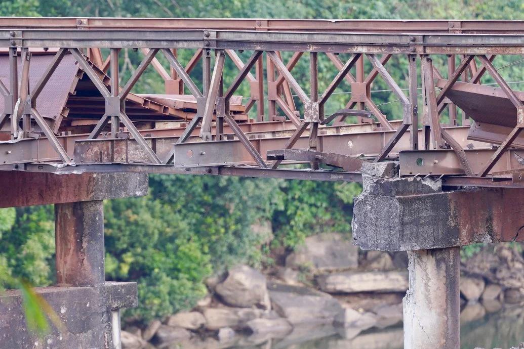 柬埔寨新闻社发布的照片显示，菩萨省特莫达地区一座桥梁在空袭后受损，桥面出现明显破