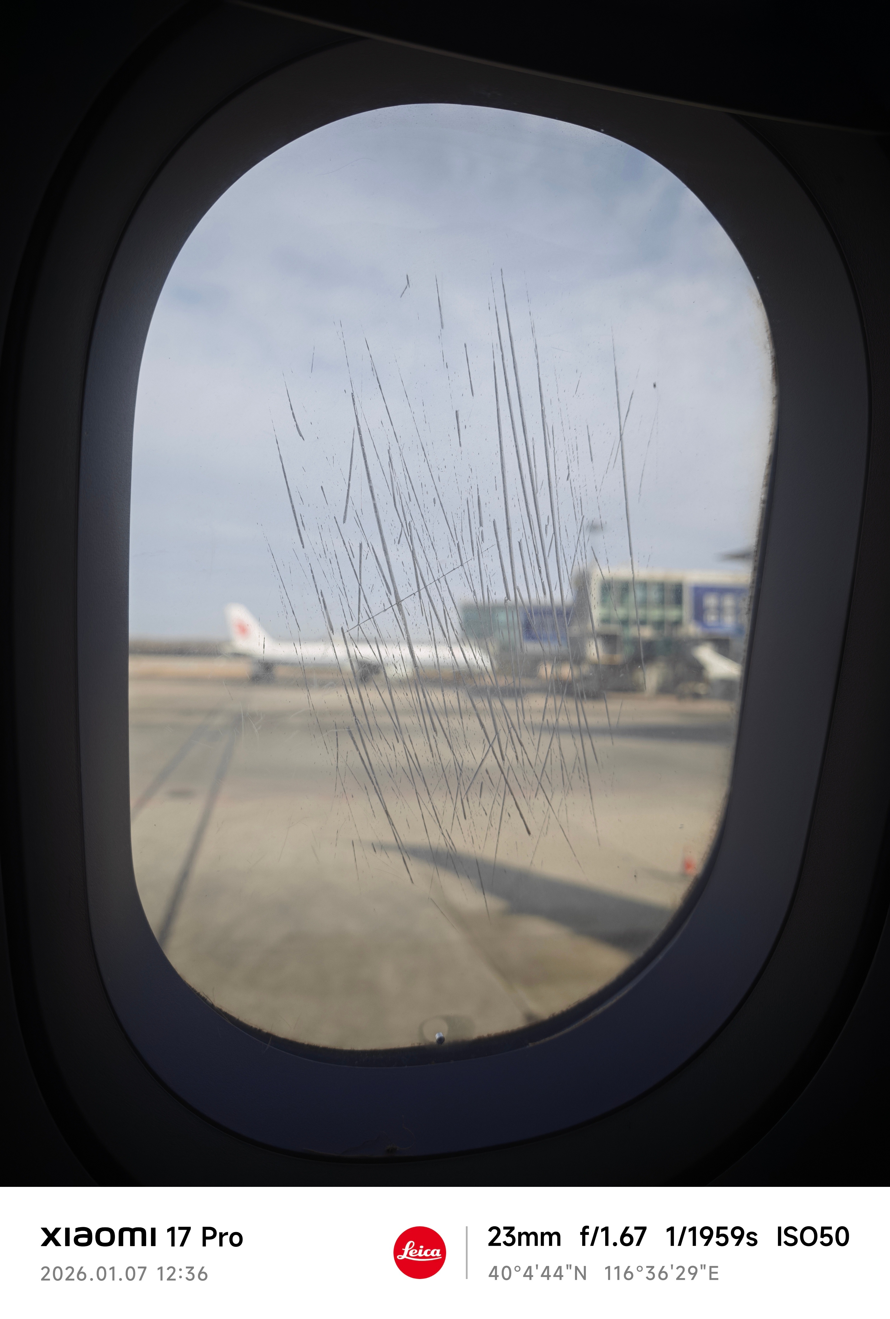 特意选的靠窗位置看到这块玻璃的时候我整个人都麻了 北京