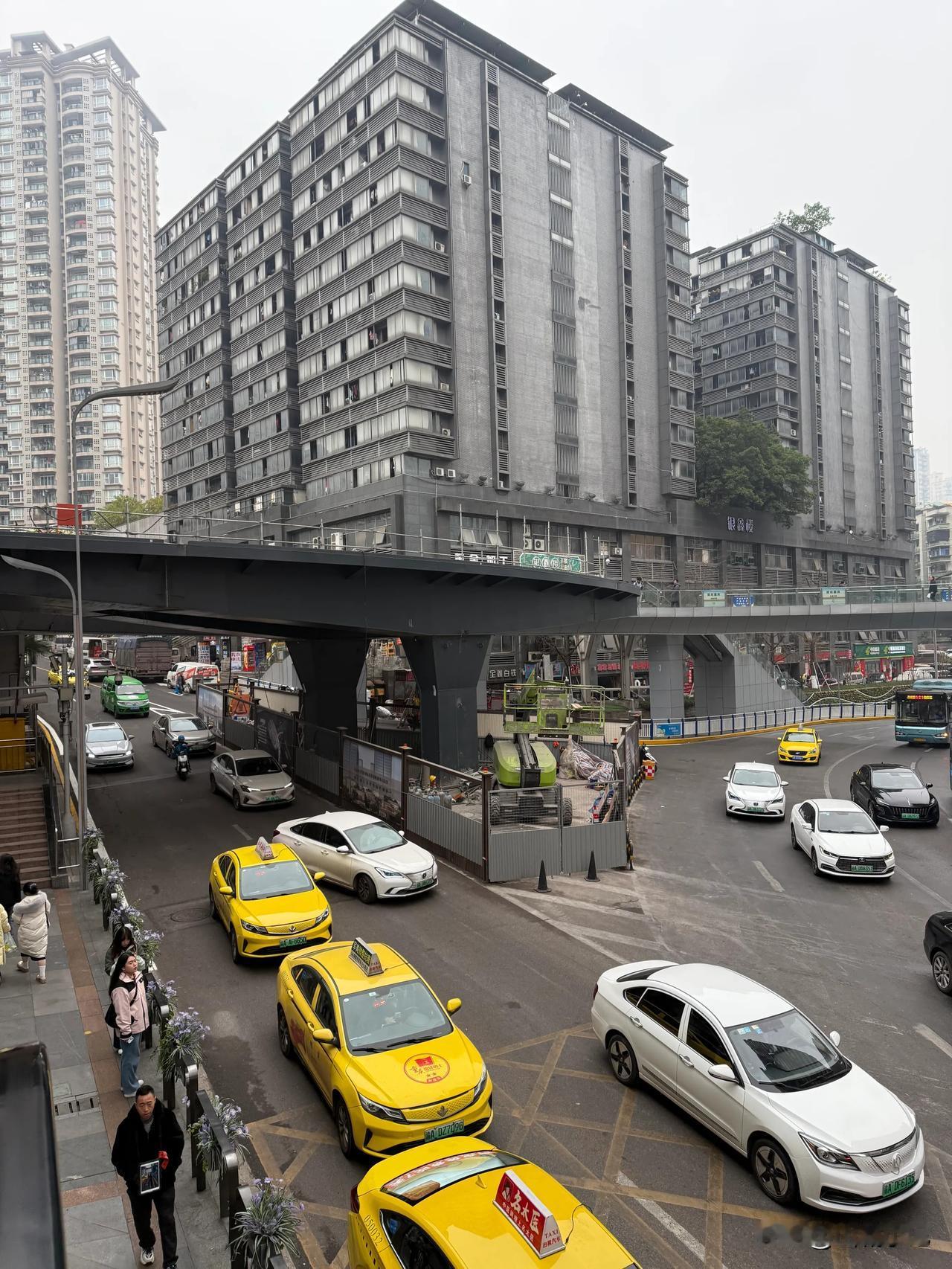 大重庆又“宠粉”建观景平台了，只为让游客拍照打卡！

外地游客自行开发的江北观音