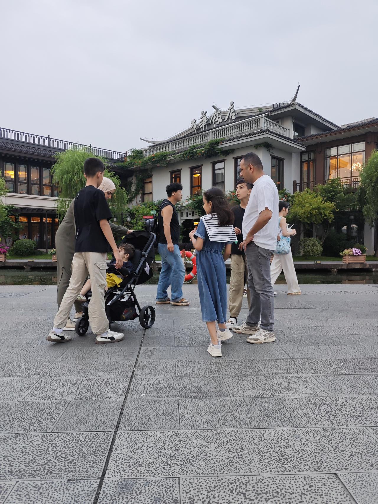 如果条件允许我也不会回老家生活，毕竟在杭州呆习惯了，而且杭州生活方便，无论交通购