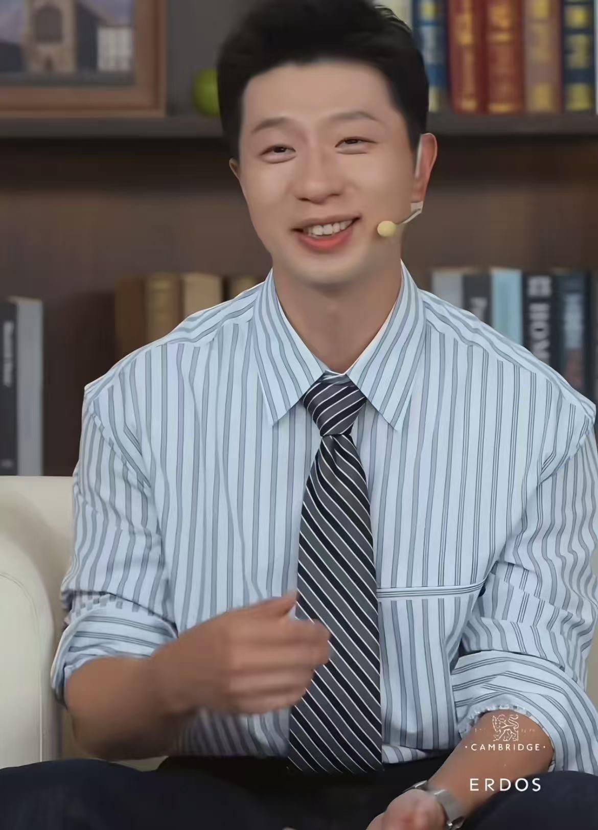 第一次见马龙打领带，好帅啊，太乖了！马龙到底是怎么保养的，他都已经36岁了，怎么
