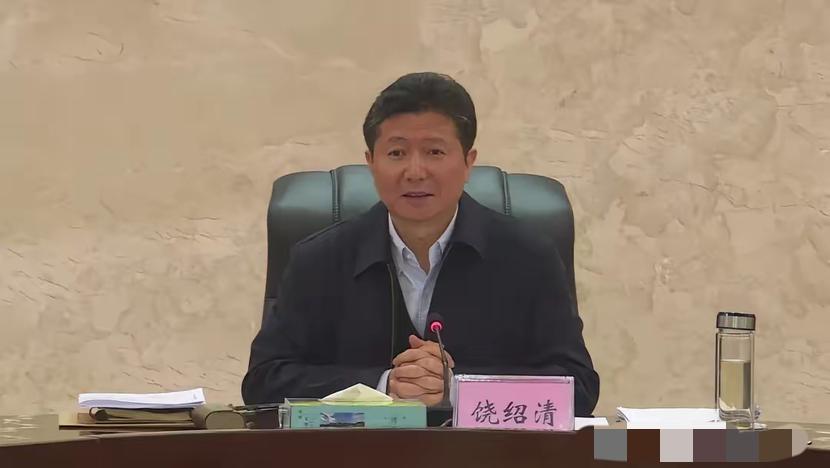……刚吃完中午饭，打开手机，
看到厅官“饶绍清”被查，于是看了一下他的履历，19
