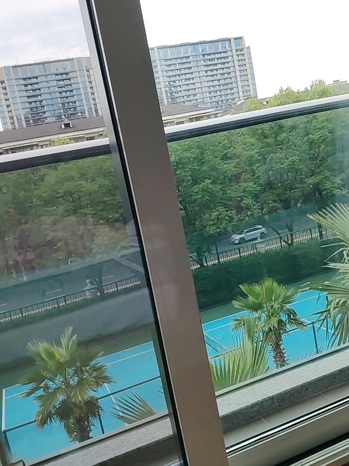 从九号开始，杭州就发布台风预警，让我们多备粮食，少出门，甚至地铁都停运了。盒马鲜