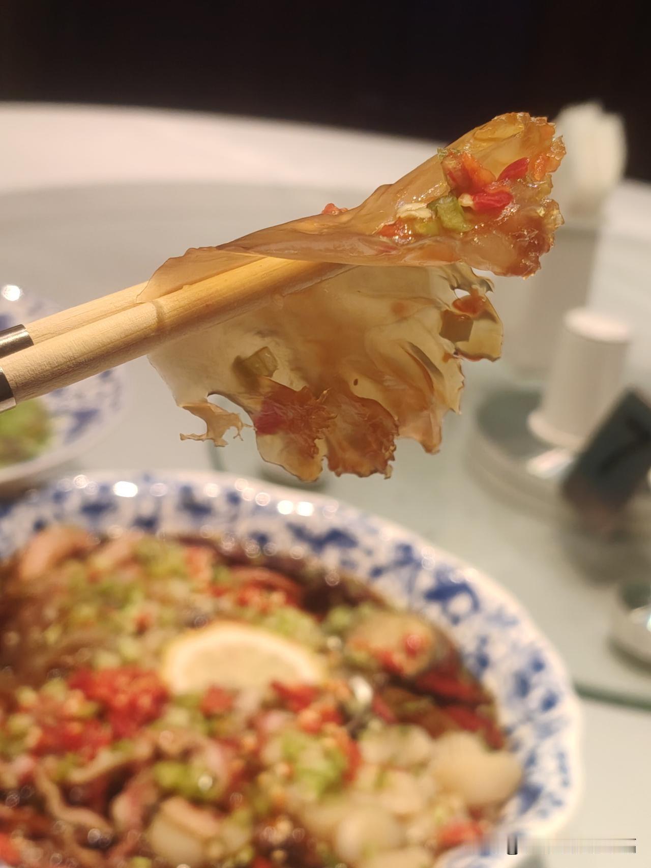 生腌我第一次吃，纯是硬着头皮吃的。98元一份，这还是最便宜得，况且这也是老公的一