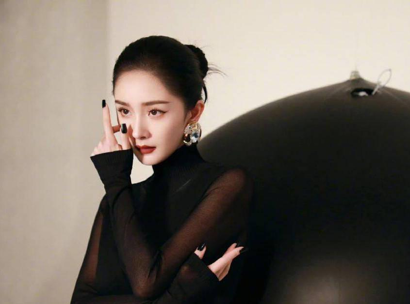  近日，据八卦媒体爆料，杨幂妈妈杨春玲和新经纪人诗摇合伙开设新公司，名为天伊娱乐