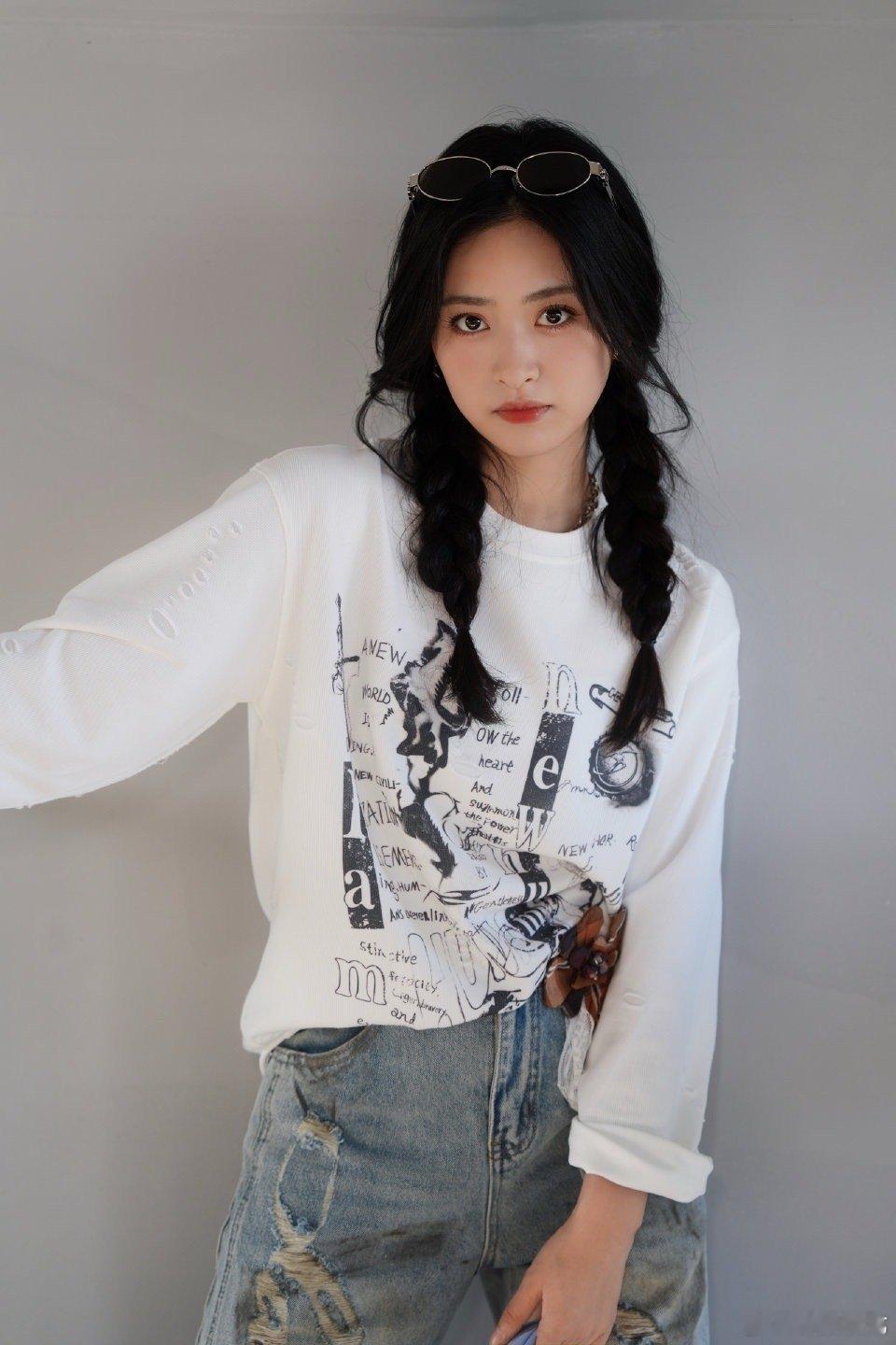 沈月坐立难安具象化，浑身透着慌乱，天然呆属性藏不住啦🌟沈月坐立难安具象化了亲爱