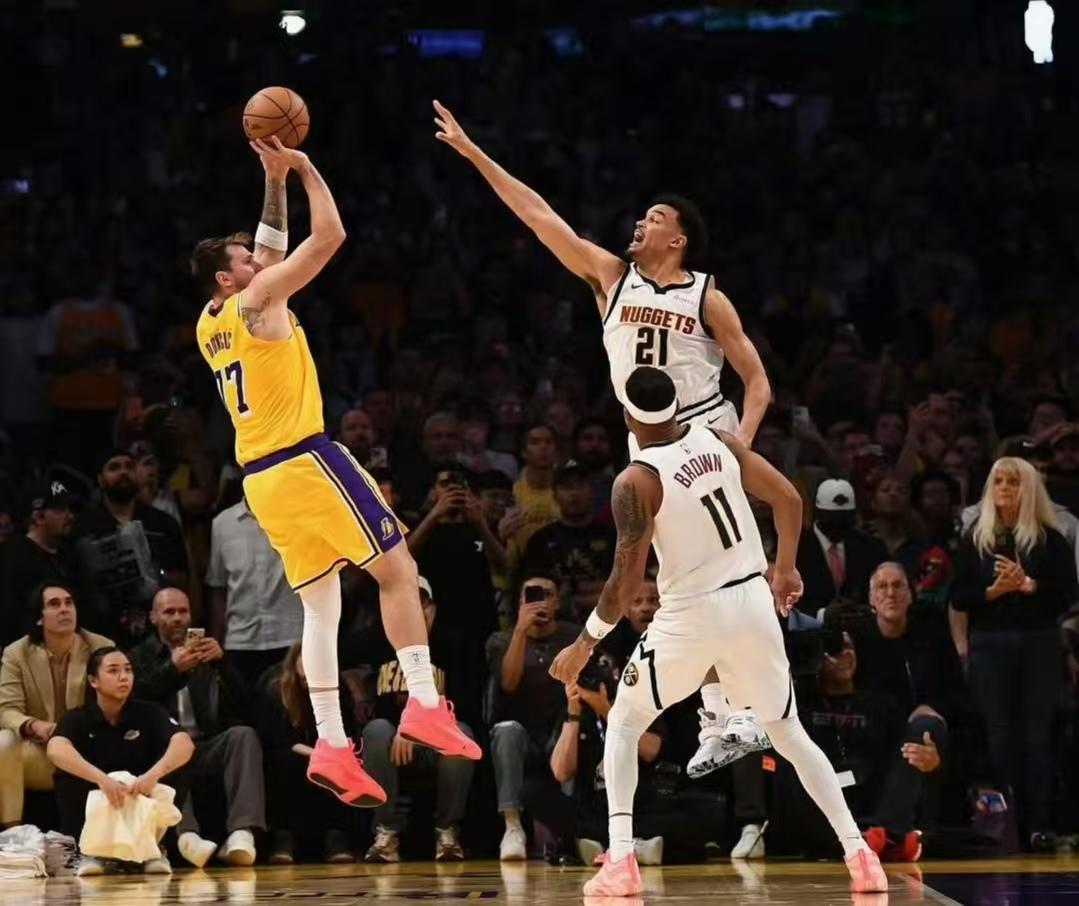 情场失意，职场得意。在东契奇身上体现的淋漓尽致
东契奇最近陷入了家庭事务困扰，与