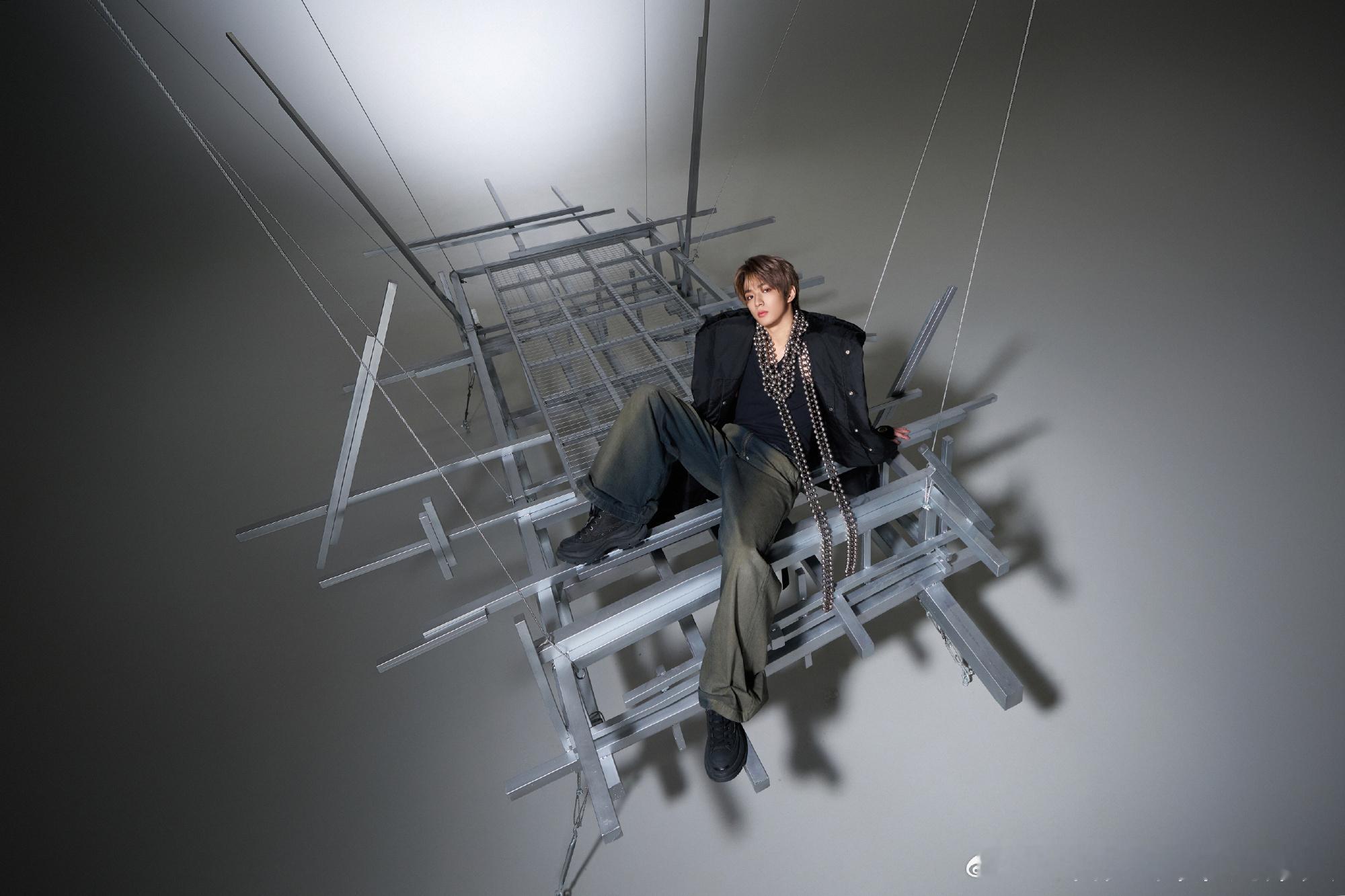 刘耀文新歌花絮照来啦，墨镜银珠哥哥帅的非人类！ 