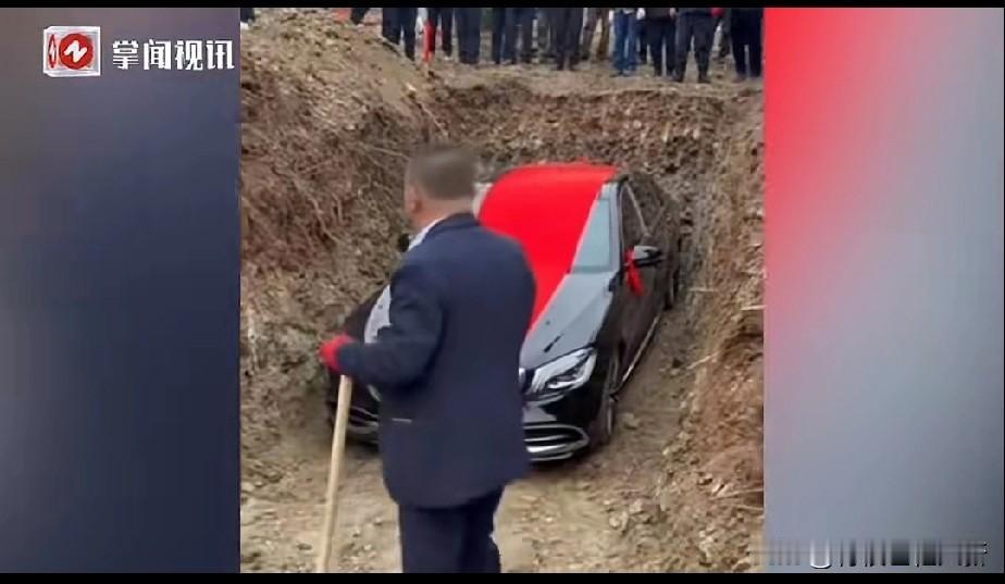 用奔驰车做陪葬的处理结果来了！大快人心。
送给这位有钱人，一句话——为富要仁。