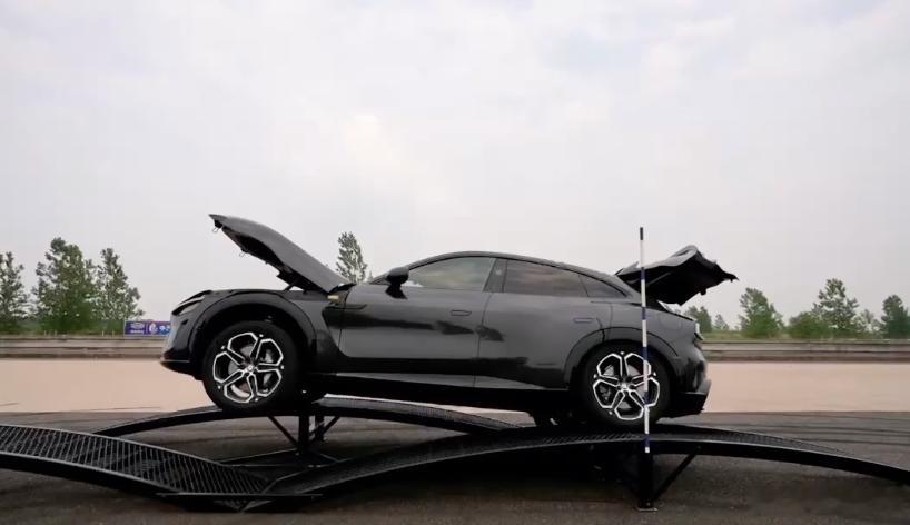这次小米YU7 GT，包括普通版本YU7都直播做了交叉轴测试，我觉得这个事情大家