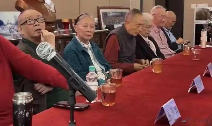 2026年，82岁的林豆豆手持拐杖走在路上，身旁一路细心护着她慢行的是78岁的刘