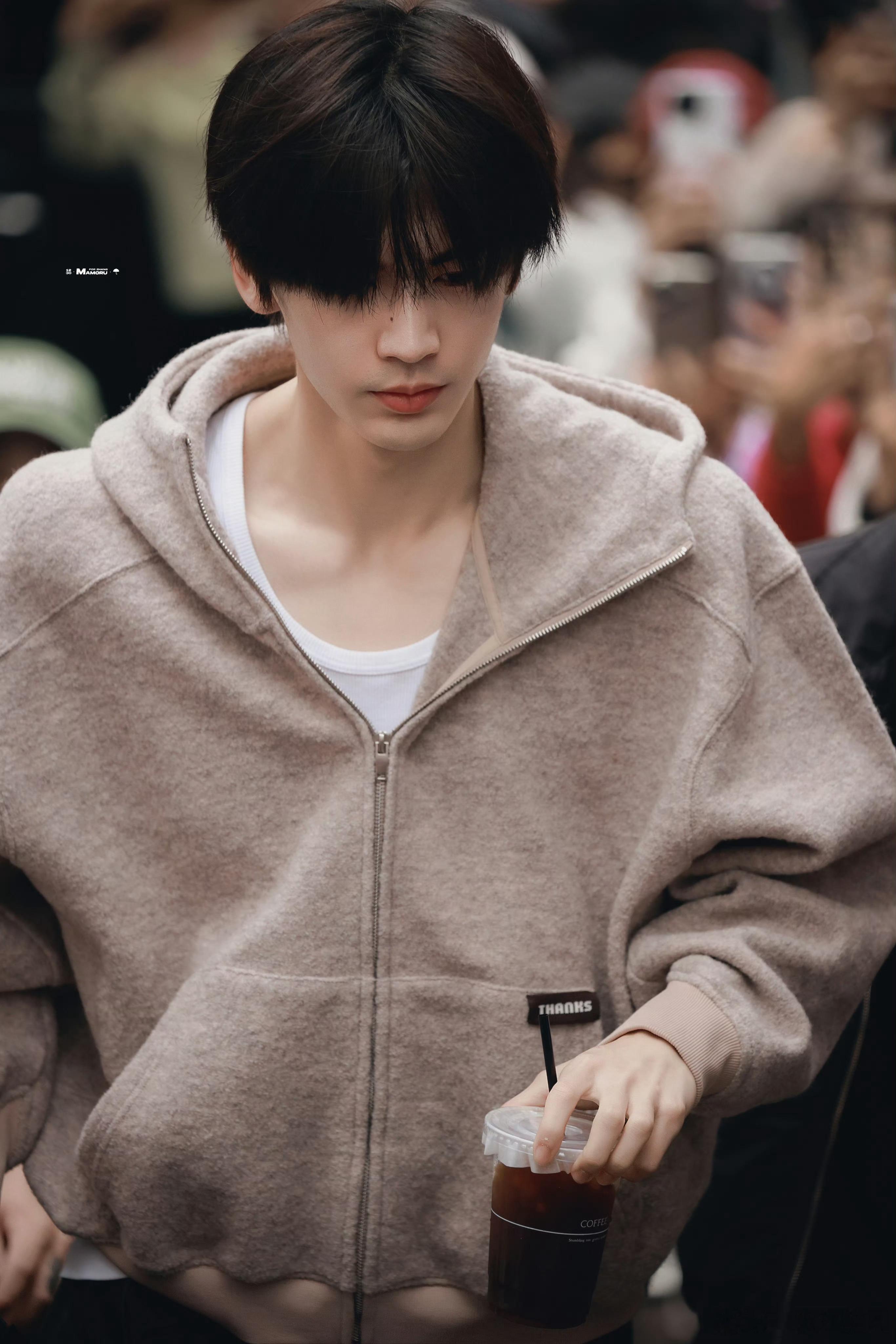 张凌赫 素颜上班！！还有小胡茬，怪性感咧 张凌赫肖战待播剧角色热度前三