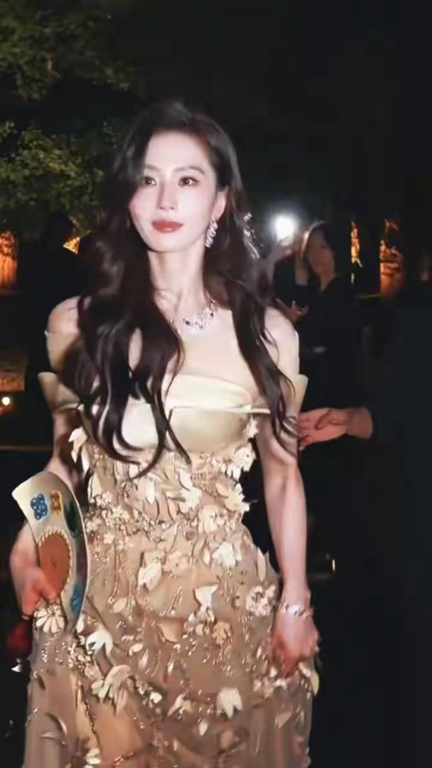刘诗诗微醺下班路透刷屏，脸颊泛红憨萌笑，芭蕾体态醉而不乱 