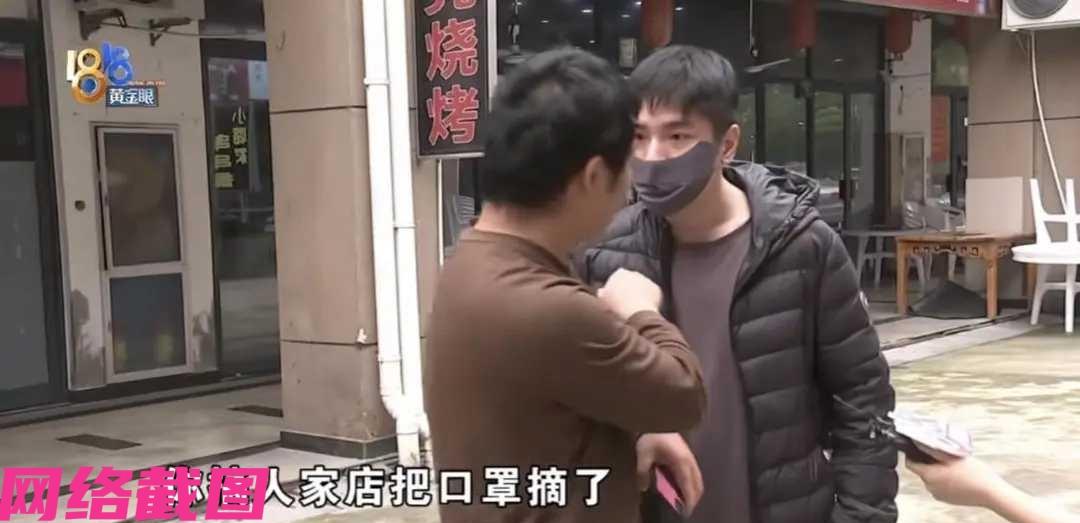 某男子看到周边有商家搞活动，吃辣椒挑战，男子有心进行便在抖音下单，决定挑战一次，