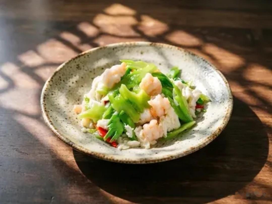 芙蓉凉瓜虾球

食材准备：

1. 主料：凉瓜（苦瓜） 1根（去瓤切片），鲜虾 