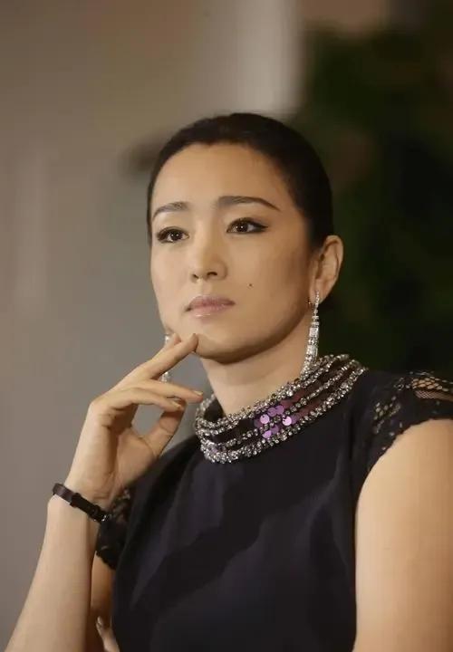 巩俐在杂志采访中，聊到演员要去观察生活、感受世界，她直言，如果成天只戴着口罩、墨