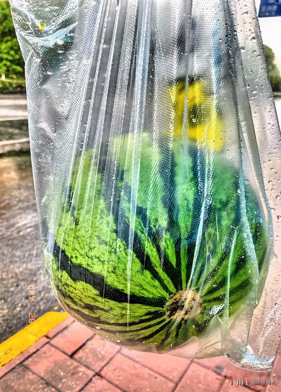 冒着大雨买了两只无籽瓜，给宝宝吃。
带定位晒今日生活
我的今日状态：😁轻松愉快