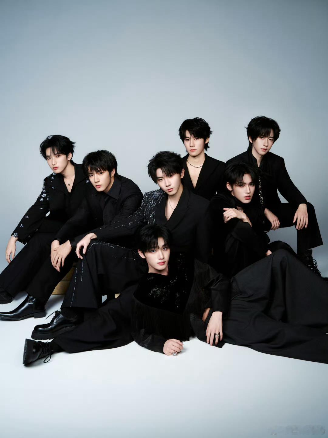 时代少年团演唱会AllBlack造型 谁懂！就是一下子从年下变年上的感觉！ 