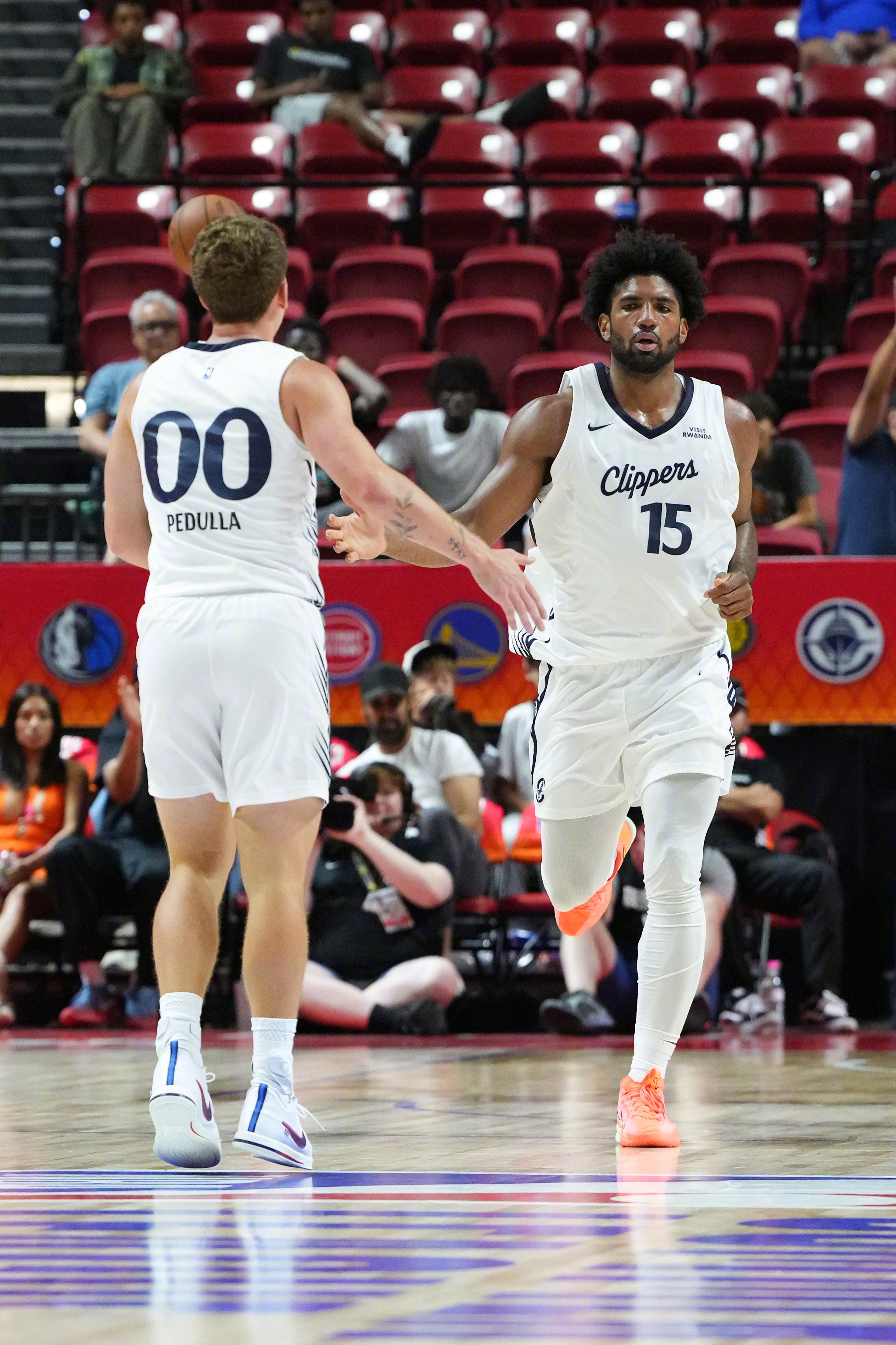 欧米尔火力全开，半场已经砍下18分！NBA夏季联赛