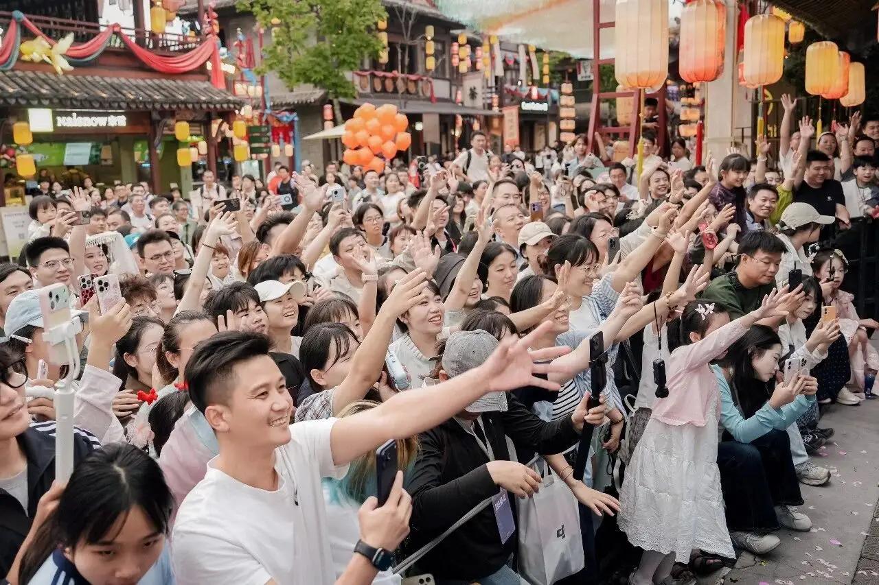 横店迎来了三十年来最惨烈的一次断臂求生。

10 月 23 日，横店影视城发了一