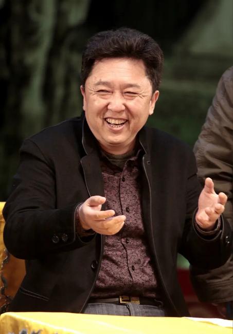 一次，鲁豫问于谦：“平时聚餐，你会喊郭德纲一起么？”于谦摆摆手：“我们吃饭从来不