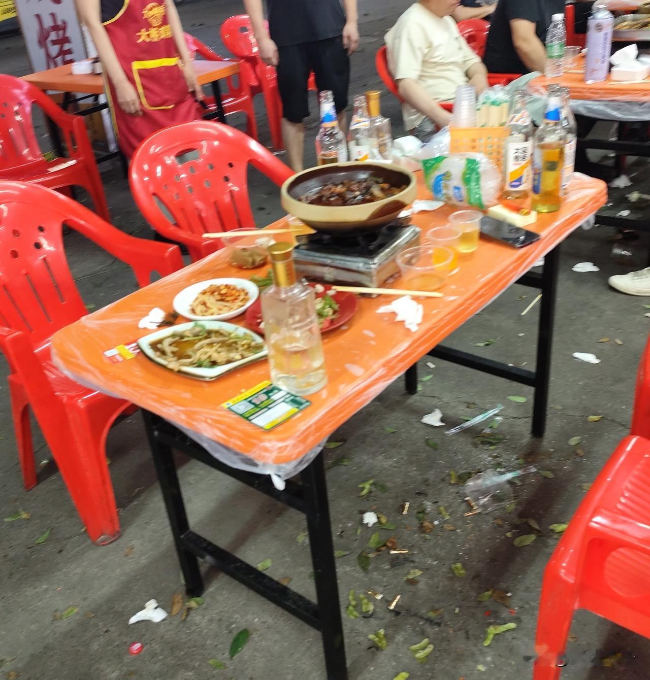 我老家的哥们跟我在湖北一个城市，每次跟他碰面就是喝酒，跟他喝酒醉的时候多，就我俩