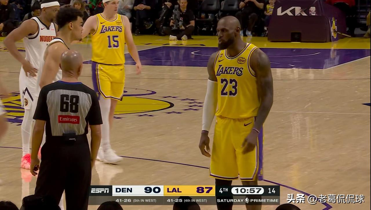 湖人巨星詹姆斯真是火冒三丈！在今天湖人主场迎战掘金的焦点战中，当时比赛进行到了第