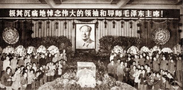 1976年在北京南二环右安门桥头的汽车修理四厂里，一位老厂长在集体悼念的泪水中接
