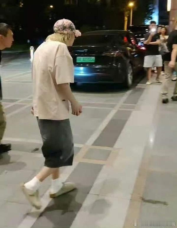鹿晗体态怎么回事？老是畏畏缩缩的 